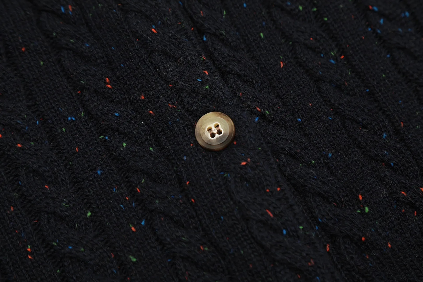 P230 Top quality" Style number: DS018# [Ralph Lauren wool blended pony embroidered logo twist knitted cardigan] ✅Ralph Lauren gradient multi-color dot versatile knitted cardigan jacket for all seasons ✅15% Merino cotton wool 85% wool blend Customized laser buttons Clean and clear texture ✅ZP quality 1:1 version Scan the code to enter the GF website Counter quality ✅Detailed quality The only one in Guangzhou Imported quality wool, focusing on high-end, cost-effective, good quality needless to say ✅The version is restored to the original order, the maximum size can be worn up to 150 pounds, loose, comfortable and stress-free ✅The upper body is simple and easy to match, a must-have for goddess ootd. Good-looking clothes are never picky. A must-have in the goddess's wardrobe. Size: S-L Color: Navy blue, light blue, off-white, leather pink, Christmas red